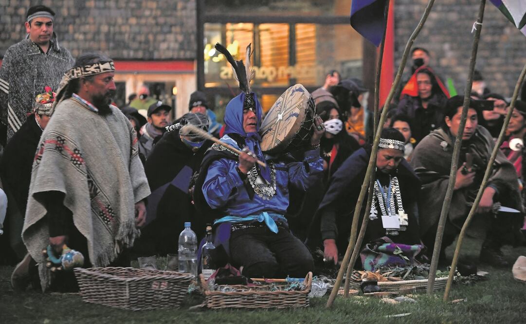 Líderes e integrantes de comunidades indígenas asisten a una ceremonia para un Fuego Sagrado, en Hidden Gardens en Glasgow, durante la COP26. Foto: Andy Buchanan. AFP