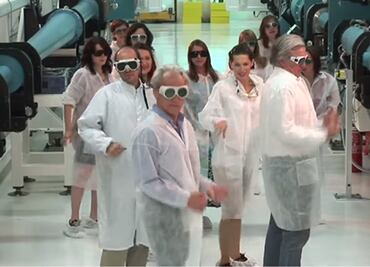 Ganador del Nobel de Física baila “striptease” con sus alumnos