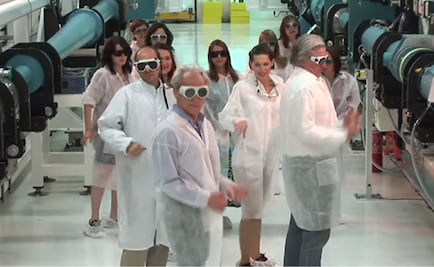 Ganador del Nobel de Física baila “striptease” con sus alumnos