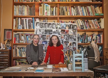 Las leyendas del diseño de vestuario, Tolita y María Figueroa, hilvanan su primera exposición individual