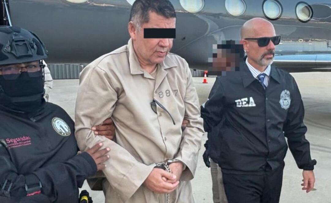"El Cuini", considerado el principal operador financiero del CJNG, con el uniforme de reo y esposado en manos y pies. Foto: DEA