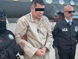 DEA presume detención Abigael González "El Cuini", cuñado de "El Mencho"; postea foto del "principal financista" del CJNG encadenado