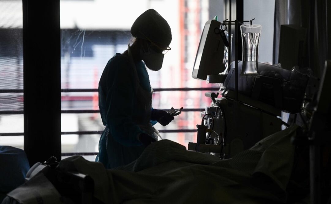 Medical staff take care of a Covid-19 patient in the intensive care unit - Photo: Ina Fassbender/AFP