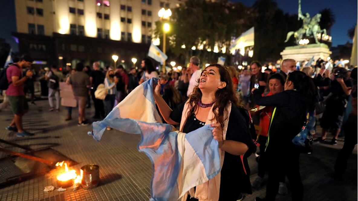Uno de los cacerolazos en Plaza de Mayo, sede de la casa de gobierno, tras el discurso de Fernández por el cierre de los colegios. Foto: EPA 