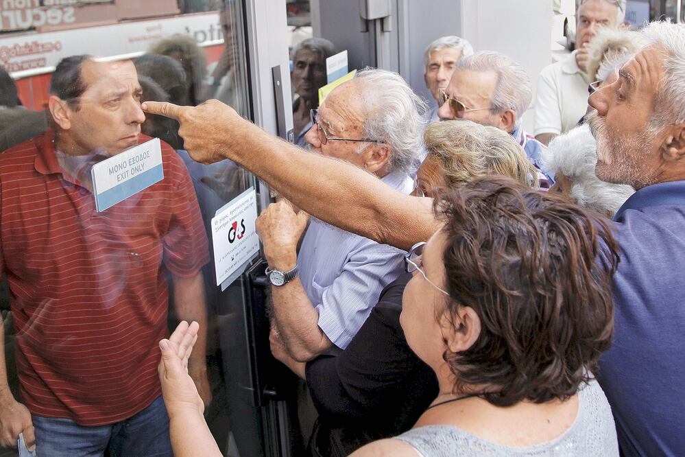 Pensionados se congregaron afuera del Banco Nacional de Grecia, que cerró como parte de las medidas de control de capital impuestas por el gobierno