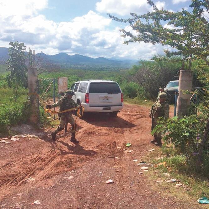 Militares impiden el paso al basurero de Te pecuacuilco para realizar las investigaciones. ESPECIAL