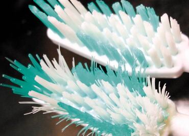 ¿Lavas tus dientes con materia fecal?