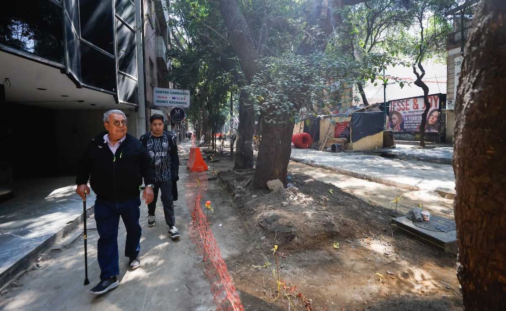 Personas con bastones muestras complicaciones al transitar por la calle Amberes (28/12/2025). Foto: Diego Simón / EL UNIVERSAL
