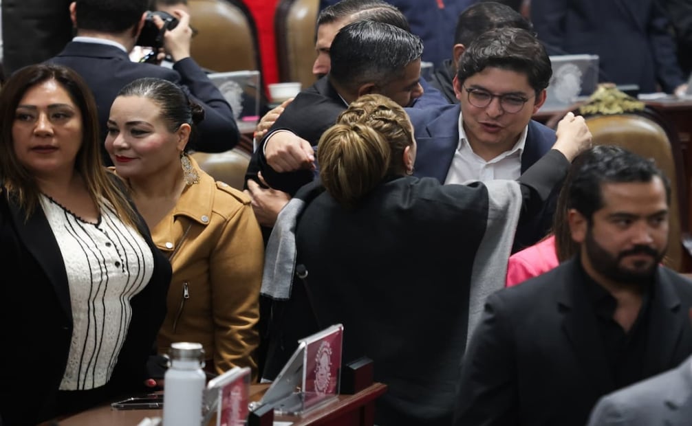 Entre abrazos y gritos de “presidente, presidente”, Paulo García deja el Congreso; dirigirá Morena en CDMX. Foto: Carlos Mejía
