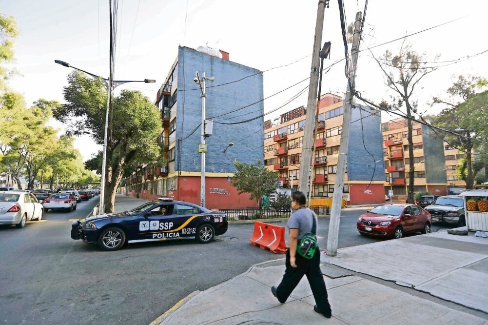 Afectados del Multifamiliar de Tlalpan acusan que las autoridades no les ofrecen un esquema que atienda sus reclamos. Foto: LUIS CORTÉS. EL UNIVERSAL