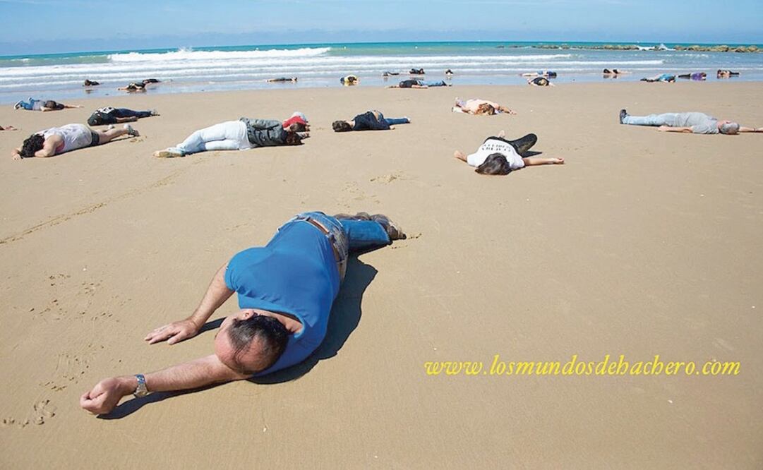 Foto: Una de las fotos utilizadas en el montaje provienen del blog de un fotoperiodista español que retrató a voluntarios en playas de su país. (WWW. LOSMUNDOSDEHAC HERO.COM)