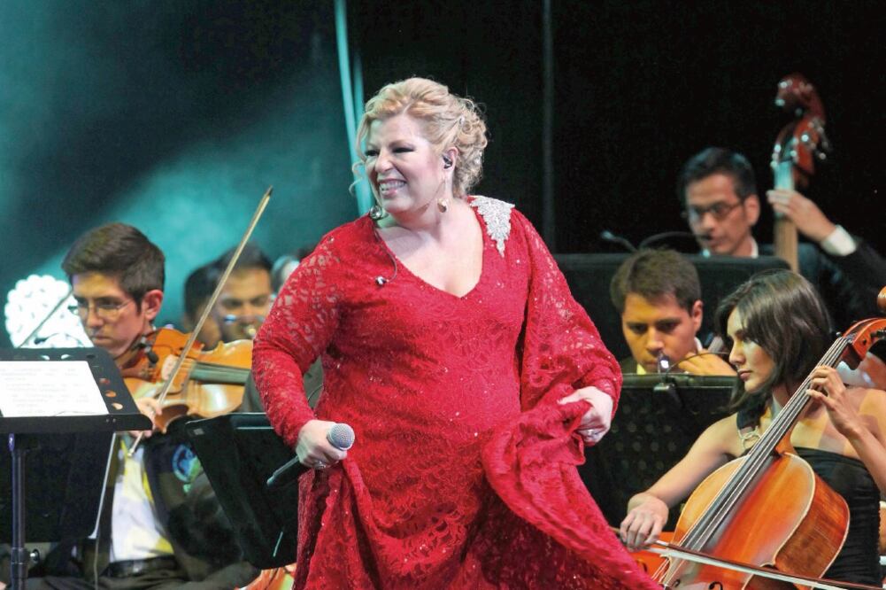 El show sinfónico repasó los mejores éxitos de la cantante (VALENTE ROSAS. EL UNIVERSAL)