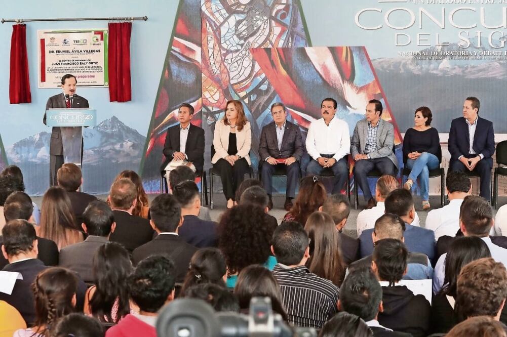 El presidente Ejecutivo y del Consejo de Administración del EL UNIVERSAL, Licenciado Juan Francisco Ealy Ortiz, tras la develación de la placa del Centro de información del Tecnológico de Estudios Superiores de Valle de Bravo (ARIEL OJEDA. EL UNIVERSAL)