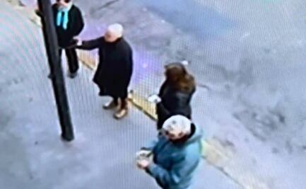 Video. "Dios, salva a los jóvenes del infierno de la homosexualidad", religiosos rocían agua bendita en bar LGBT+ 