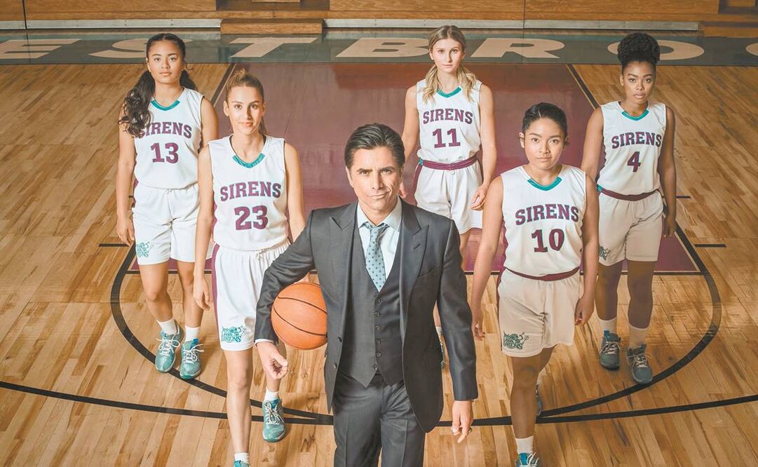 John encarna al entrenador malhumorado de un equipo femenil de basquetbol. Foto: Disney.