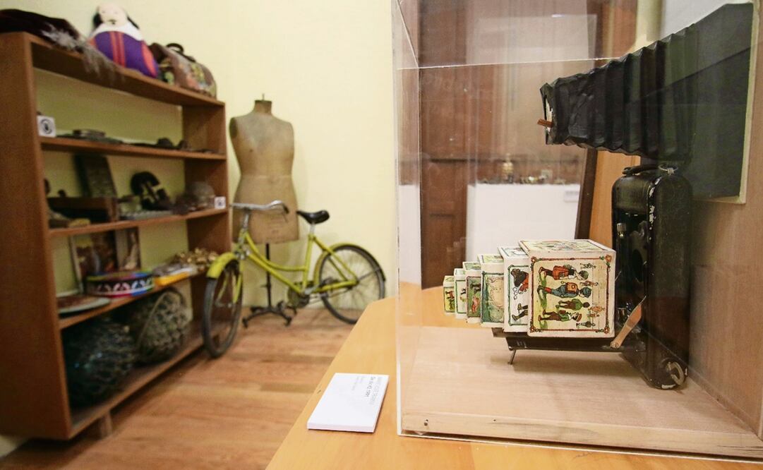 Recorrido por la casa Marie Jose y Octavio Paz, donde se muestran objetos personales de ambos personajes desde fotos hasta condecoraciones, obras de arte y bibliografía ubicada en la calle Felipe Carrillo Puerto en la colonia Tacuba de la alcaldía Miguel Hidalgo. Foto: Carlos Mejía/El Universal.