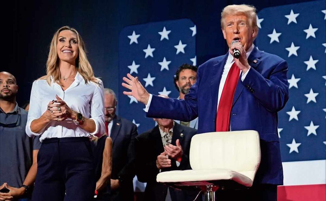 Donald Trump con su nuera, Lara Trump, durante un evento de campaña el 4 de octubre. Foto: AP
