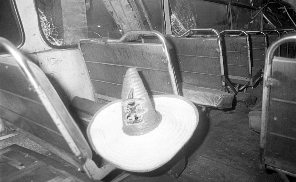 Dentro del camión accidentado de la Ruta-100, quedó olvidado un sombrero del Mundial 1986. Foto: Archivo EL UNIVERSAL.