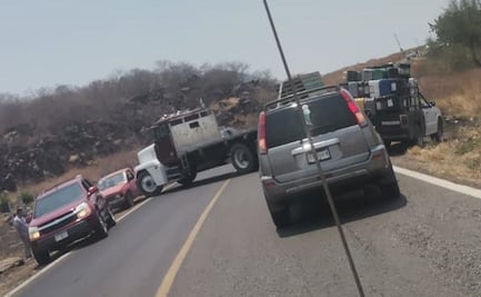 Grupo armado bloquea carretera Apatzingán-Buenavista