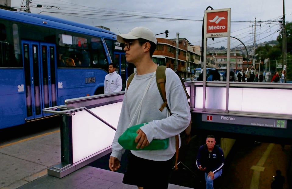 Ecuador sufre apagón general por falla en línea de transmisión