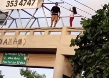 Jovenes arriesgan su vida en puente peatonal para tomarse una selfie