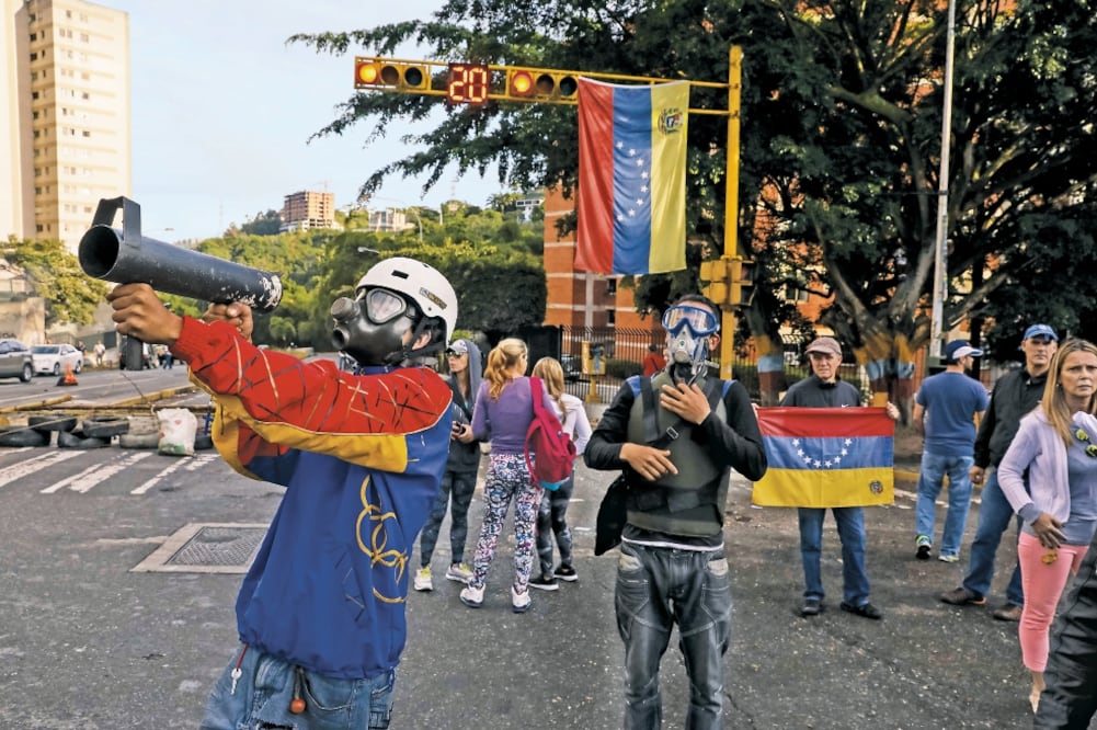 Un grupo de simpatizantes de la oposición se manifestó ayer en las calles de Caracas contra la Constituyente y el gobierno de Nicolás Maduro. (MIGUEL GUTIÉRREZ. EFE)