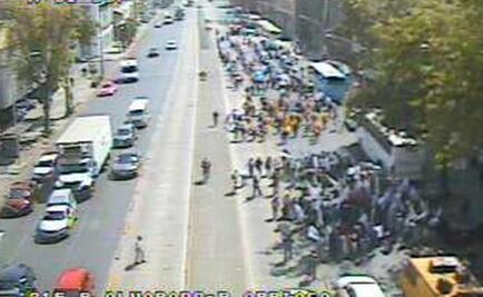 Manifestantes avanzan sobre Puente de Alvarado