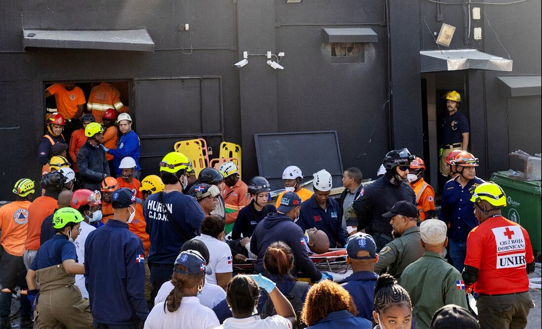 Rescatistas laboran entre los escombros después del desplome del techo de la discoteca Jet Set, ubicada en Santa Domingo, República Dominicana, el 8 de abril de 2025. Foto: EFE