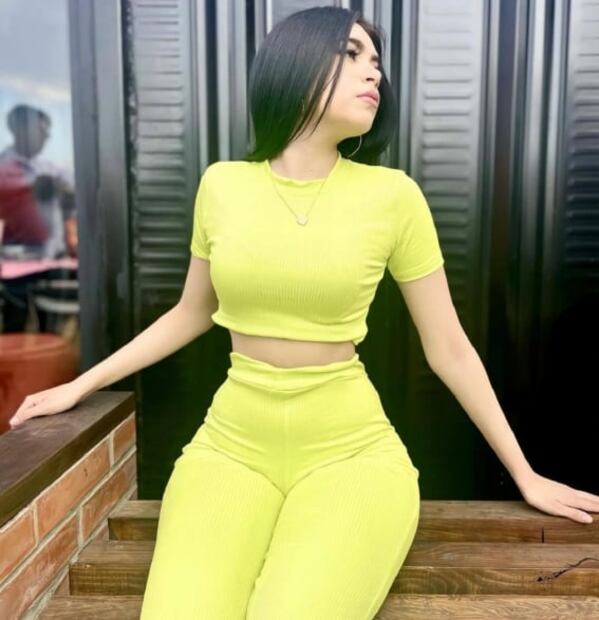 Irlanda Valenzuela presume su figura en conjunto verde neón