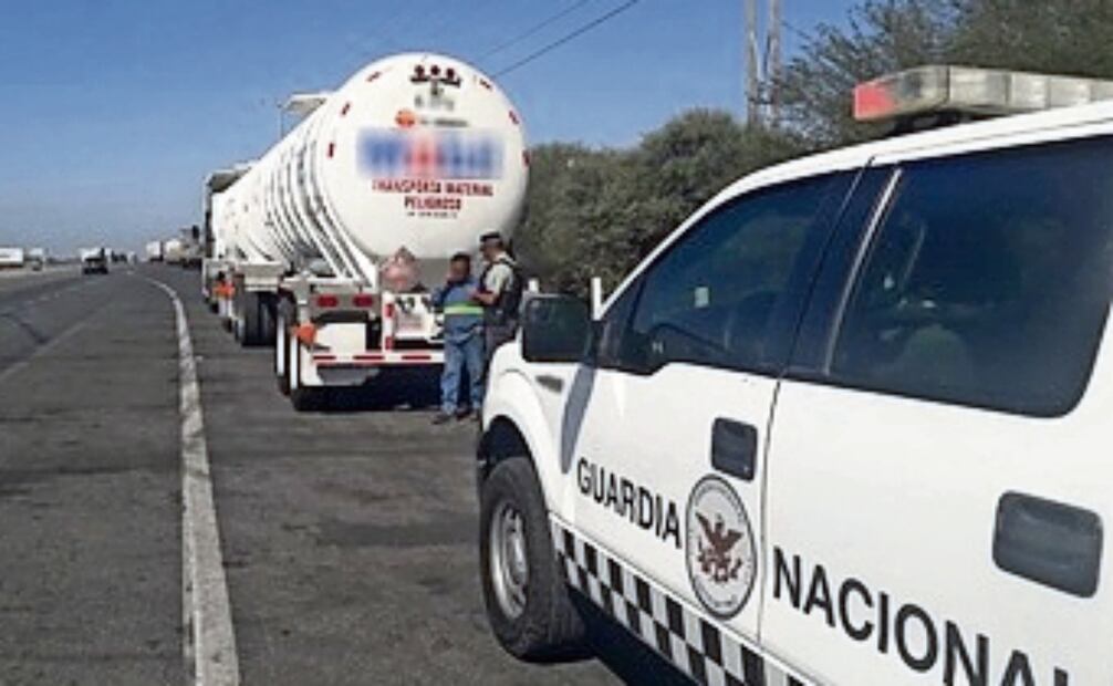 Elementos de la Guardia Nacional en Tamaulipas revisan en las carreteras transportes sin documentación para llevar combustible, por lo que presumen la ilegalidad de la procedencia. Foto: Gobierno de México