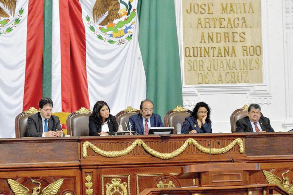 Este martes hubo quórum, pero no llegaron todos los congresistas a la sesión. El pase de lista sólo acreditó 57 diputados locales. (CORTESÍA)