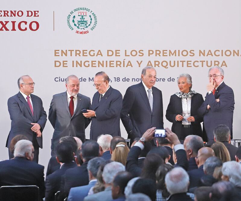 Carlos Slim recibió el Premio Nacional de Ingeniería 2018 por parte del presidente Andrés Manuel López Obrador. Foto/BERENICE FREGOSO. EL UNIVERSAL