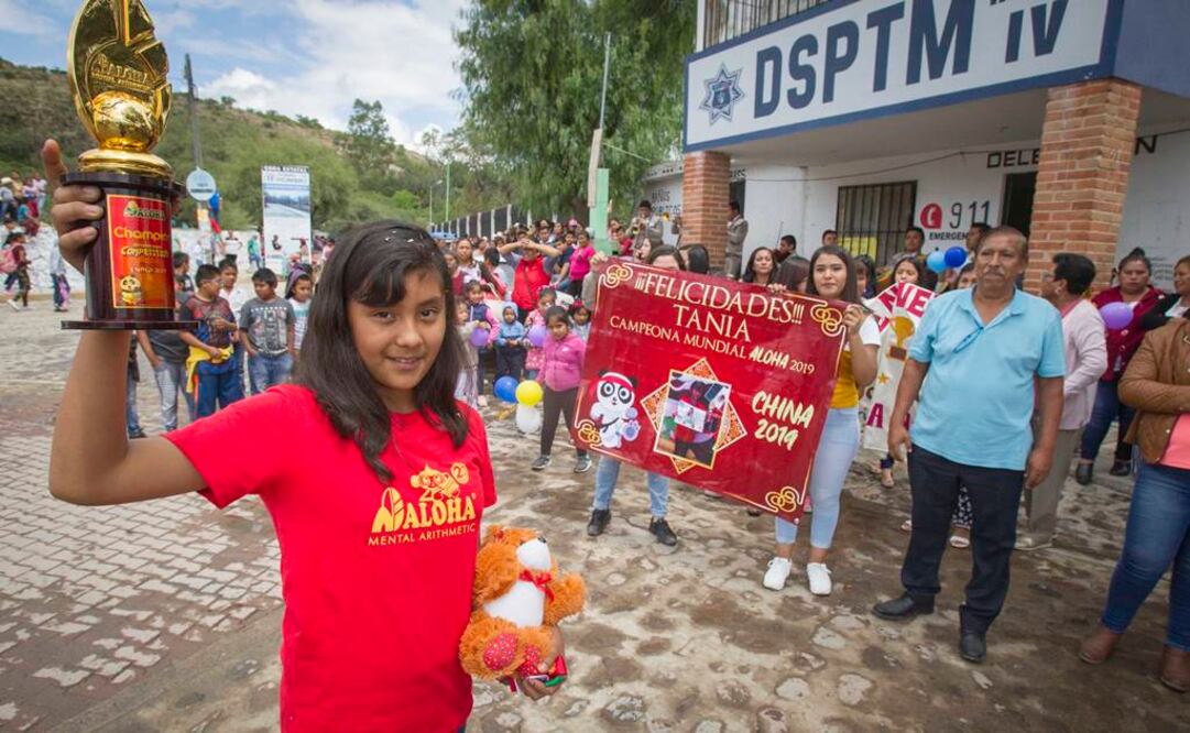 La comunidad de La Fuente, en Tequisquiapan, se vistió de fiesta con el arribo de Tania, quien con la Copa Champions en la mano fue recibida con porras, flores y música de mariachi. Foto/DEMIAN CHÁVEZ. EL UNIVERSAL