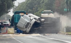 Vuelca tráiler con sustancias químicas en la México-Cuernavaca; hay cierre parcial y riesgo por vapores