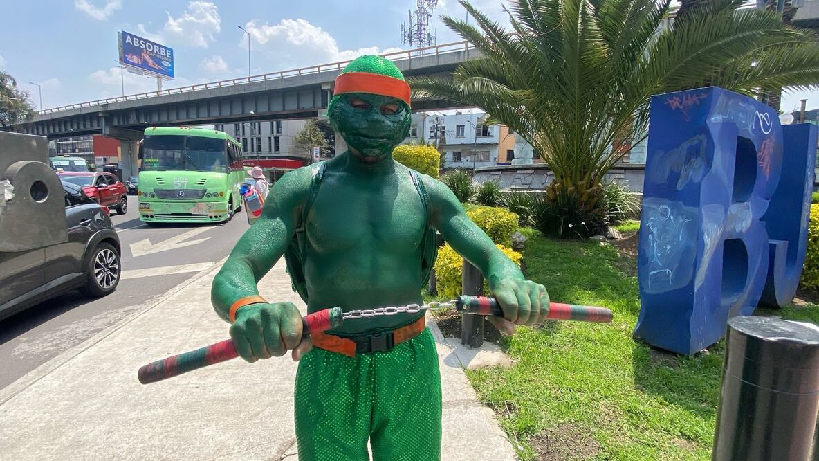 Miguel Ángel, es un artista urbano que da vida a la legendaria Tortuga Ninja. (Foto: Juan Carlos Williams/ EL UNIVERSAL)