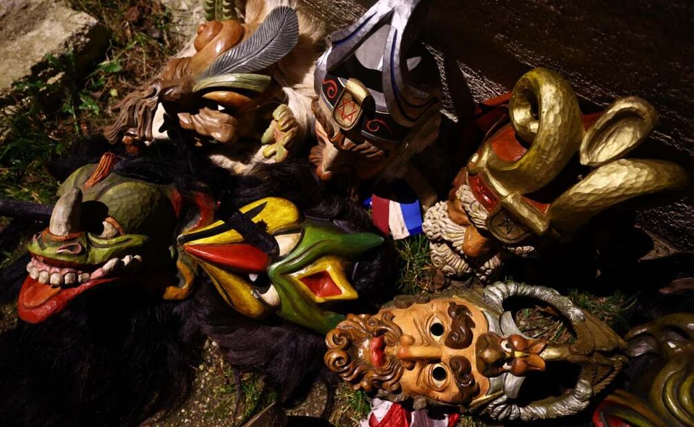 En ciertas regiones, las mascaras que representan a Krampus, pueden ser talladas y menos realistas (17/12/2024). Foto: EFE
