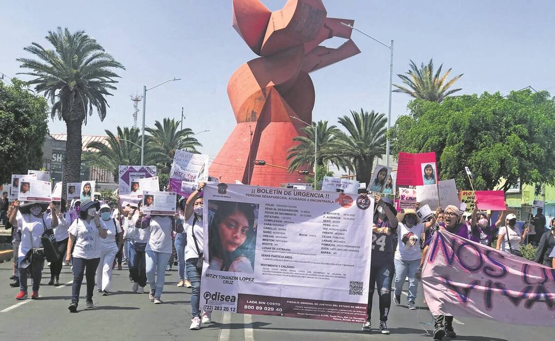 Mujeres llevaron pancartas con las fichas de desaparición de sus familiares, como el caso de Mitzy Tonanzin, de 18 años. Foto: Emilio Fernández/EL UNIVERSAL