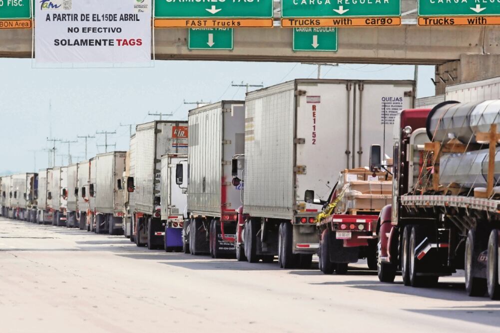Retrasos. En el Paso, Texas, el tiempo de cruce es de entre 45 minutos y ocho horas; en Laredo hay retrasos hasta de cuatro horas. Foto: DANIEL BECERRIL. REUTERS