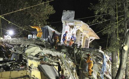 Rescatistas mantienen labores de rescate en multifamiliar de Tlalpan
