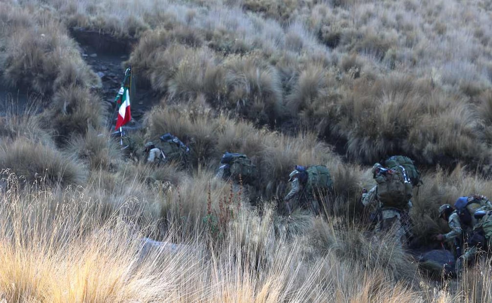 Personal militar que aspira a pertenecer al Grupo de Fuerzas Especiales lleva a cabo los cursos de oficiales y sargentos en inmediaciones del Iztaccíhuatl. Foto: Benjamín Becerril/ EL UNIVERSAL