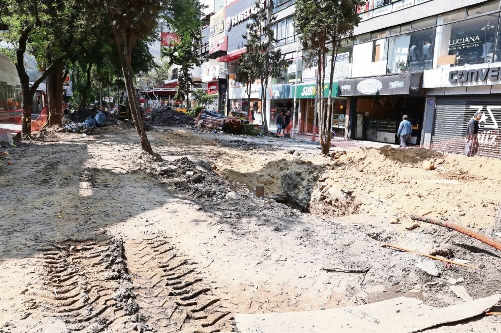Algunos tramos de la calle Génova se observa que el pavimento que se encontraba en mal estado ya fue retirado, y ahora alistan el terreno para la colocación de cemento hidráulico. (BERENICE FREGOSO. EL UNIVERSAL)