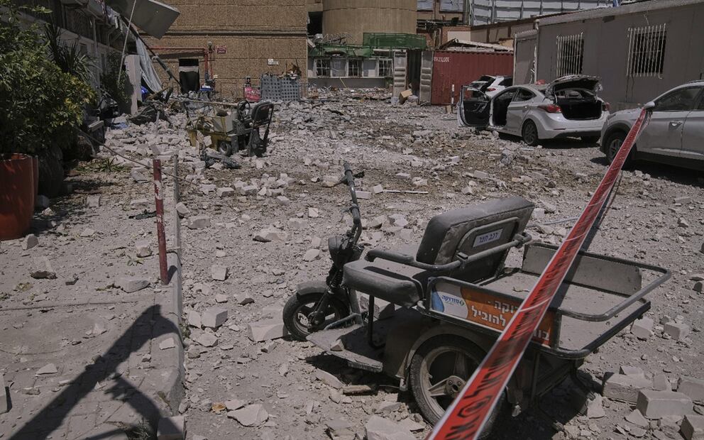 Escombros dispersos fuera del complejo hospitalario Soroka después de que fue alcanzado por un misil disparado desde Irán en Beer Sheva, Israel, el jueves 19 de junio de 2025. Foto: AP