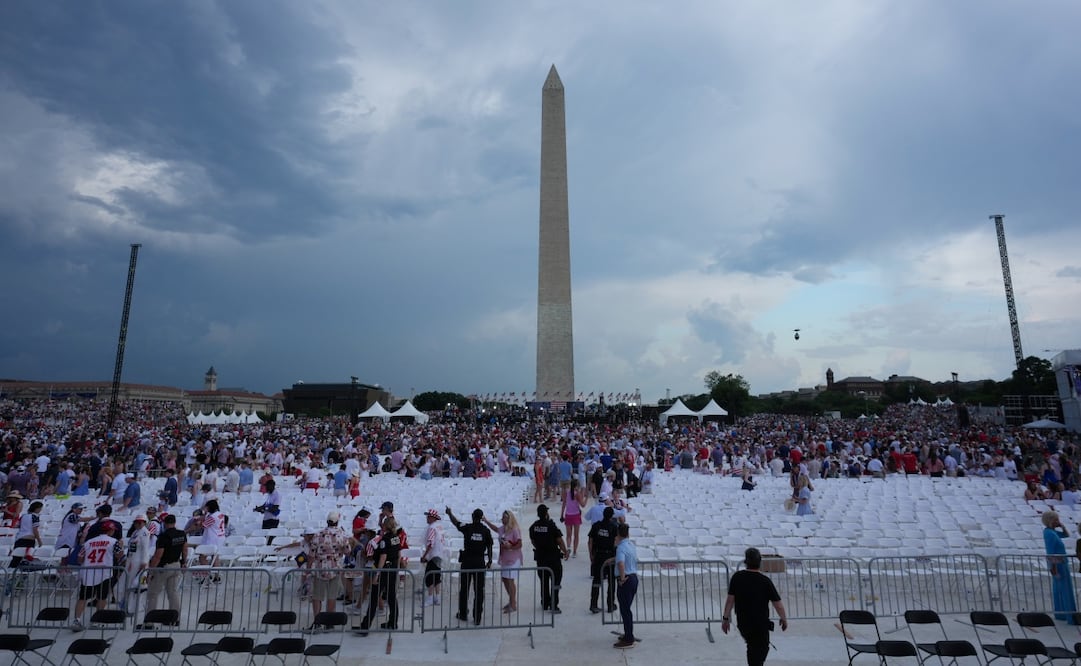 Asistentes llegan al National Mall para un evento del Día de la Independencia en el 250 aniversario de Estados Unidos en Washington, el sábado 4 de julio de 2026, bajo un cielo tormentoso (04/07/2026). Foto: AP