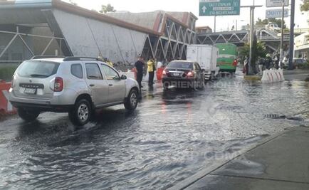Se registra fuga de agua afuera de Metro Apatlaco