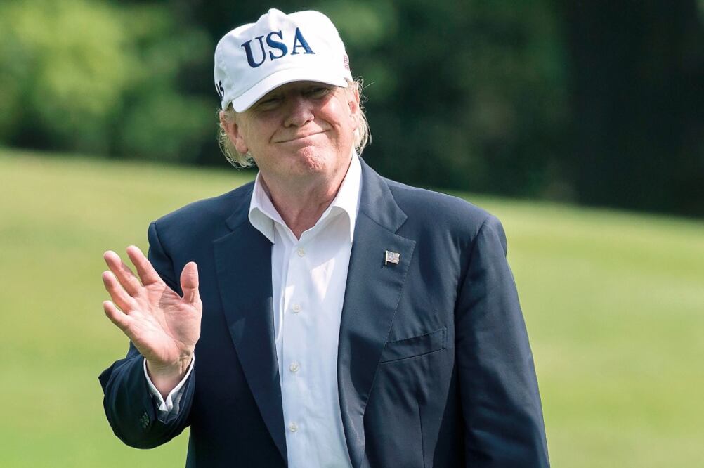 El presidente estadounidense, Donald Trump, ayer al arribar a la Casa Blanca, tras pasar el fin de semana en Maryland (SAUL LOEB. AFP)