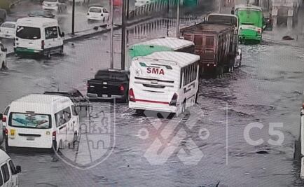 Lluvias en CDMX tiran árboles; captan "alberca" en el Metro Atlalilco