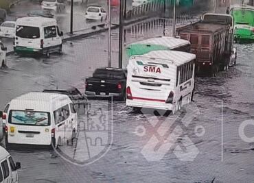 Lluvias en CDMX tiran árboles; captan "alberca" en el Metro Atlalilco