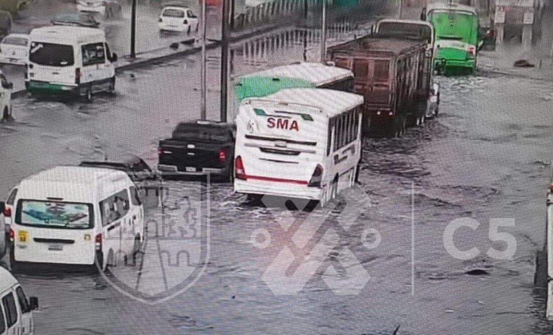 Encharcamiento sobre Calz. Ignacio Zaragoza y Cayetano Andrade, Colonia Santa Martha Acatitla / Tomada de Twitter @C5_CDMX