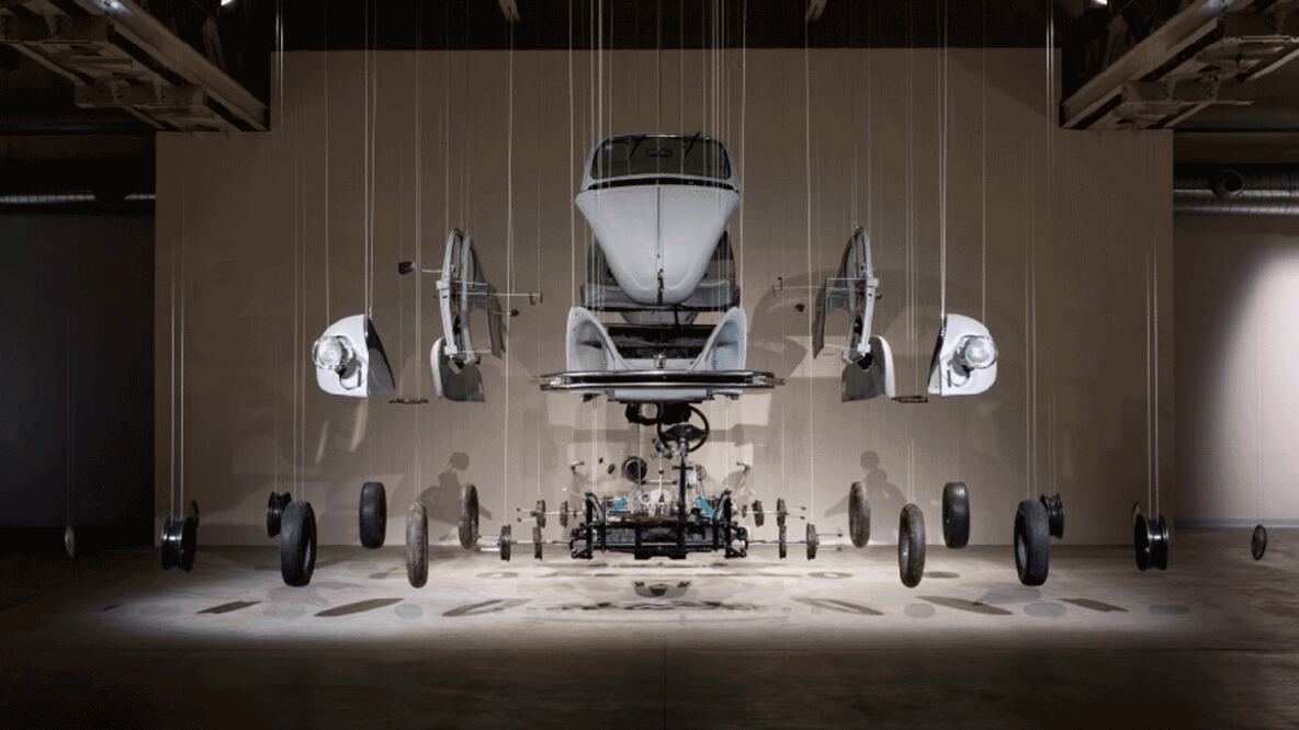 La exposición "Damián Ortega: pico y elote", en el Museo del Palacio de Bellas Artes, es una cuidadosa revisión de la obra de uno de los artistas mexicanos contemporáneos con mayor presencia internacional. Está compuesta por más de 80 obras, entre las que se encuentran instalaciones, esculturas, fotografías, películas y tejidos, producidas desde la década de los noventa hasta el presente.  Fotp: INBAL