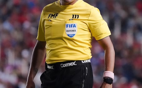 La FIFA elige a los 52 árbitros para el Mundial, incluidas dos mujeres